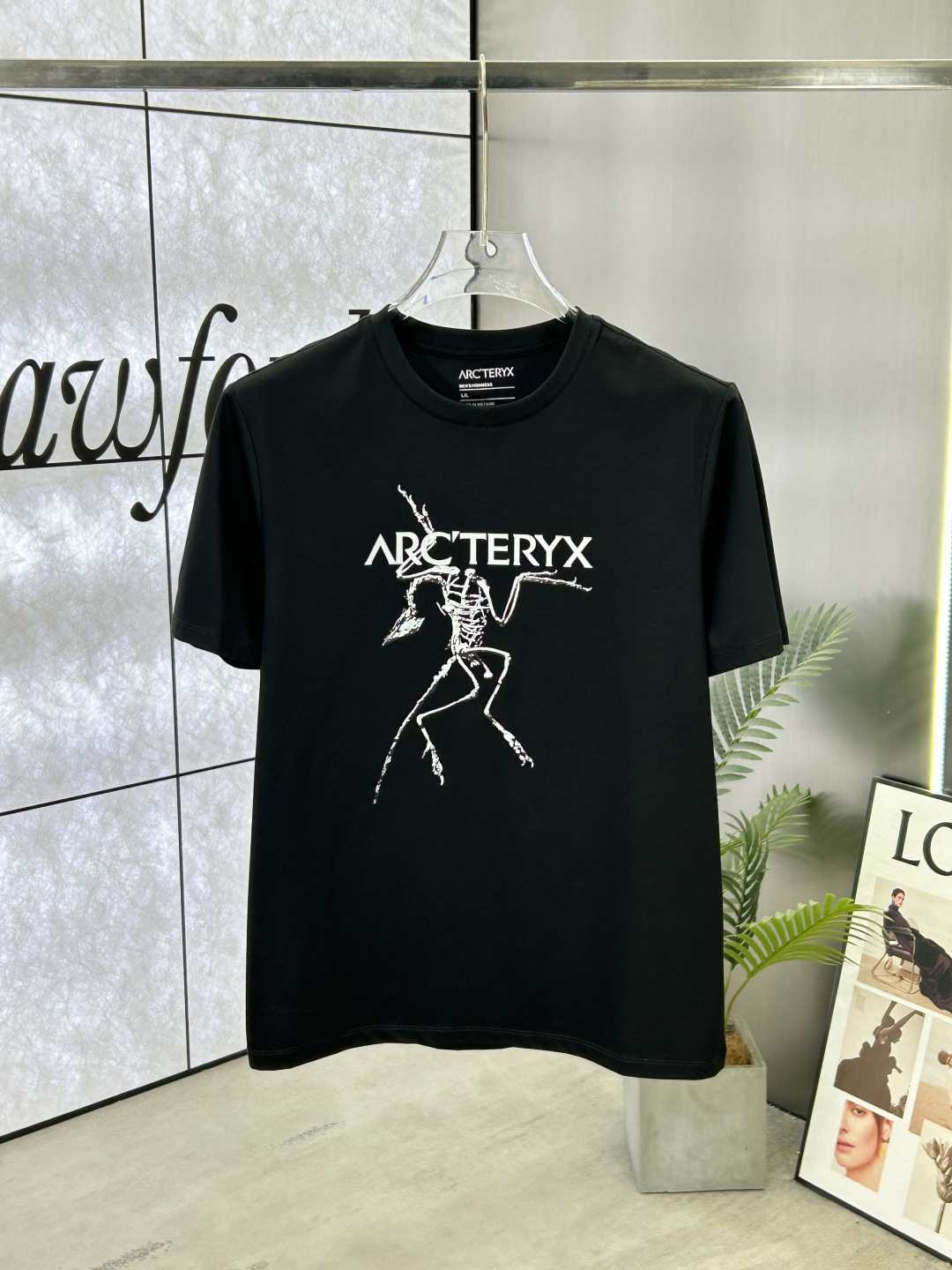 NO:414893,Arc'teryx (Architecture Bird), 25SS spring and summer new product bone dragon round neck printed short-sleeved T-shirt, chest embellished Archaeopteryx brand bone dragon pattern printing design, classic casual items are more refined, minimalist style design, non-restrained and not picky style, simple and easy to match Tee, made of 80 double-strand mercerized cotton fabric, the fabric has high-end texture, soft and silky, excellent elasticity, anti-wrinkle and yellowing, and it is not easy to deform after wearing it for a long time; black and white S~XXXL,arc'teryx,T-shirt,tees, t-shirt,alexander wang19860909Arc'teryx (始祖鸟),25SS春夏新品化骨龙圆领印花短袖T恤,胸前缀饰始祖鸟品牌化骨龙图案印花设计,经典休闲单品更显精致,极简风格设计,不束缚不挑人的款式,简洁又好搭的一款Tee,采用80支双股丝光棉面料制成,面料质感高端、柔软丝滑,弹性优良抗皱抗黄,久穿久洗不易变形；黑色 白色 S～XXXL,arc'teryx,T-shirt,tees，t-shirt,alexander wang,Men's clothing