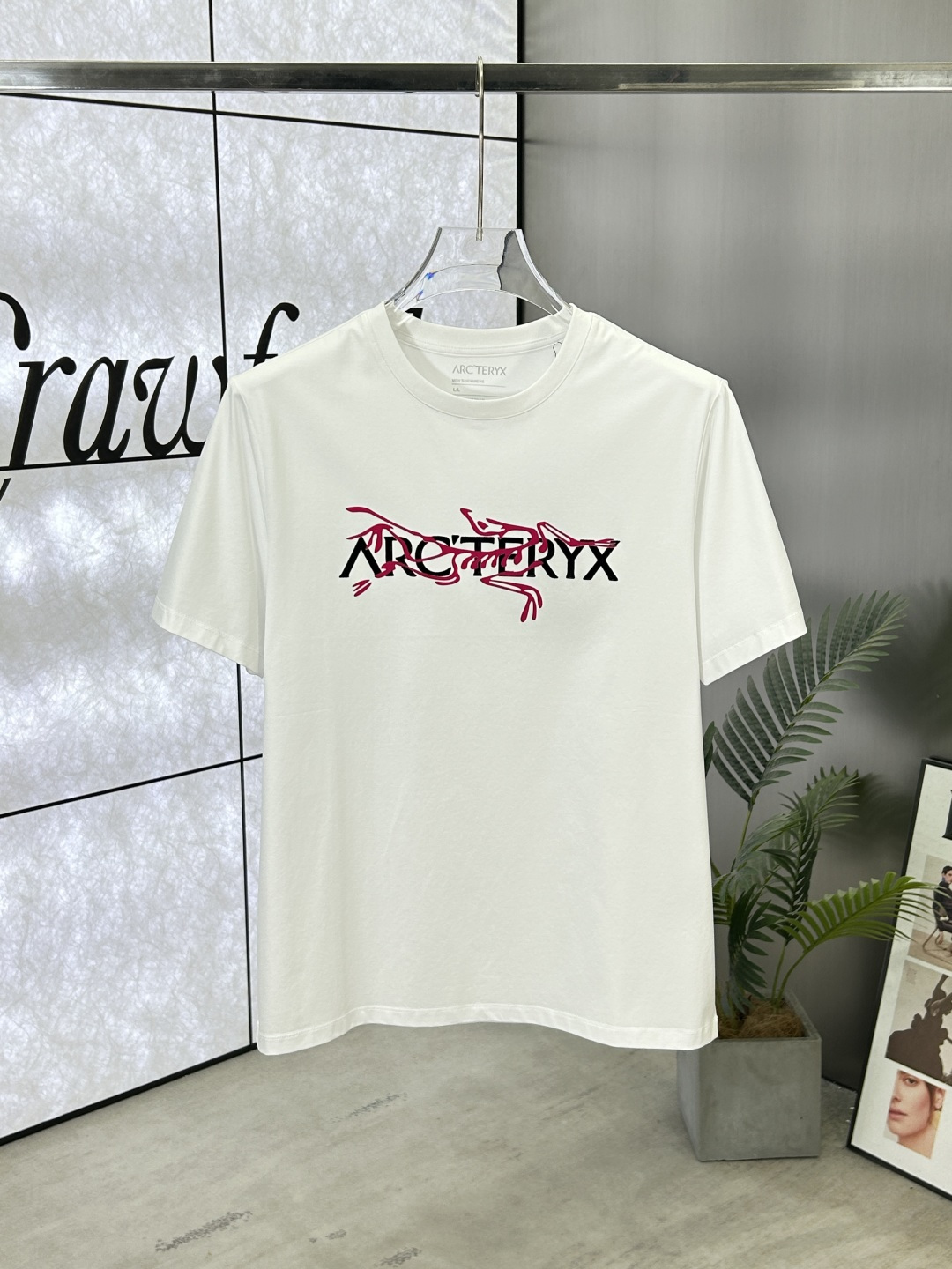 NO:414878,Arc'teryx (Architecture Bird), 25ss Spring and Summer New Double-color Flocking Spliced ​​Three-dimensional Printed Short-Sleeve T-shirt, with the front decorated with the three-dimensional flocking double-piece printed logo of Archaeology Bird brand. This product is customized from 80 double-strand mercerated long-length cotton fabric, made of 80 double-strand mercerated cotton fabric. The fabric has high-end texture, soft and smooth, excellent elasticity, anti-wrinkle and yellowing, and it is not easy to deform after wearing it for a long time; black and white S~XXXL,arc'teryx,T-shirt,tees,t-shirt,alexander wang19860909Arc'teryx (始祖鸟),25ss春夏新品双色植绒拼接立体印花短袖T恤,正面饰有始祖鸟品牌立体植绒双拼印花标识,本品由80支双股丝光长绒棉面料定制而成, 采用80支双股丝光棉面料制成,面料质感高端、柔软丝滑,弹性优良抗皱抗黄,久穿久洗不易变形；黑色 白色 S～XXXL,arc'teryx,T-shirt,tees，t-shirt,alexander wang,Men's clothing