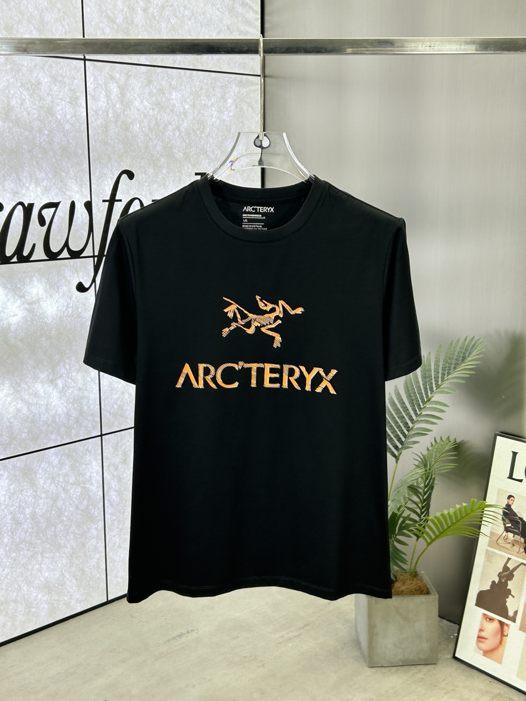 NO:414919,Arc'teryx (Architecture Bird), 25SS spring and summer new fantasy color printed short-sleeved T-shirt, chest embellished Archaeopteryx brand fantasy color printed design, classic casual items are more refined, minimalist style design, non-restrained and picky style, simple and easy to match Tee, made of 80 double-strand mercerized cotton fabric, the fabric has high-end texture, soft and silky, excellent elasticity, anti-wrinkle and yellowing, and it is not easy to deform after wearing it for a long time; black and white S~XXXL,arc'teryx,T-shirt,tees, t-shirt,alexander wang19860909Arc'teryx (始祖鸟),25SS春夏新品幻彩印花短袖T恤,胸前缀饰始祖鸟品牌幻彩鸟印花设计,经典休闲单品更显精致,极简风格设计,不束缚不挑人的款式,简洁又好搭的一款Tee,采用80支双股丝光棉面料制成,面料质感高端、柔软丝滑,弹性优良抗皱抗黄,久穿久洗不易变形；黑色 白色 S～XXXL,arc'teryx,T-shirt,tees，t-shirt,alexander wang,Men's clothing