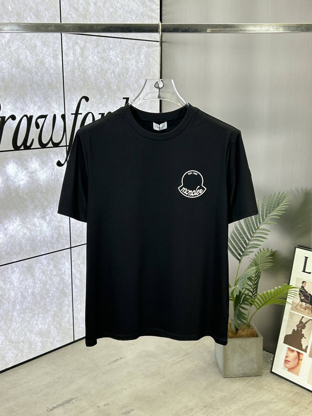 NO:414905,Moncler (blind) 25ss Spring and summer new three-dimensional printed logo round neck short-sleeved T-shirt, front chest brand logo combined with three-dimensional printed design, left sleeve edge is decorated with felt embroidered classic logo, creating a basic men's item, injecting new ideas into men's wardrobe. Made of 80 double-strand mercerized cotton fabric, the fabric has high-end texture, soft and silky, excellent elasticity, anti-wrinkle and yellowing, and it is not easy to deform after wearing it for a long time; black and white S~4XL, Moncler, T-shirt,tees, t-shirt,alexander wang19860909Moncler(蒙口)25ss春夏新品立体印花标识圆领短袖T恤,正面胸前品牌logo相结合立体印花设计,左侧袖边饰有毡艺刺绣经典徽标,打造男士基本款单品,为男士衣橱注入新意.采用80支双股丝光棉面料制成,面料质感高端、柔软丝滑,弹性优良抗皱抗黄,久穿久洗不易变形；黑色 白色 S～4XL,,Moncler,T-shirt,tees，t-shirt,alexander wang,Men's clothing