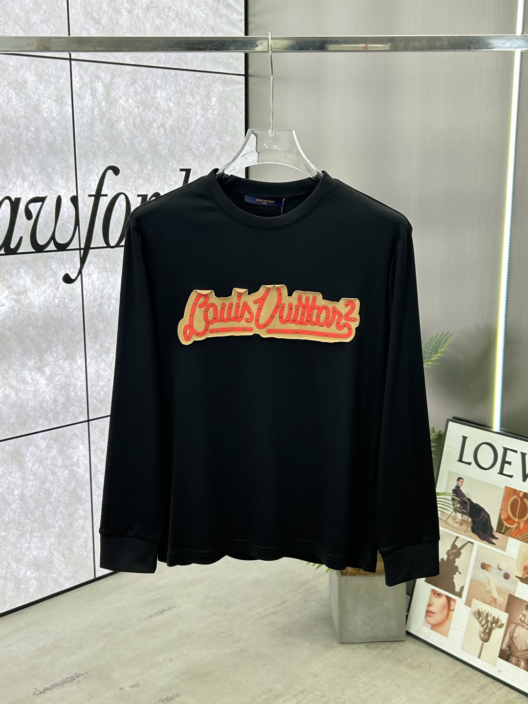 NO:522638,Louis Vuitton (Louis Vuitton) high-end series, 25SS autumn and winter new leather spliced ​​rivet round neck long-sleeved T-shirt, chest furnished brand three-dimensional color gradient printed letter design, high-end threaded cuff design, classic casual items more refined, minimalist style design, non-restrained and picky style, simple and easy to match Tee, made of Xinjiang long velvet cotton imported Lanjing Modal blend fabric, the fabric has high-end texture, soft and smooth, excellent elasticity, anti-wrinkle and yellowing, and it is not easy to deform after wearing for a long time; black and white S~XXXL,,louis vuitton,louis vuitton,tees, t-shirt,alexander wang19860909Louis Vuitton(路易.威登)高端系列,25SS秋冬新品皮质拼接铆钉圆领长袖T恤,胸前缀饰品牌立体彩色渐变印花字母设计,袖口高端螺纹口设计,经典休闲单品更显精致,极简风格设计,不束缚不挑人的款式,简洁又好搭的一款Tee,采用新疆长绒棉进口兰精莫代尔混纺面料制成,面料质感高端、柔软丝滑,弹性优良抗皱抗黄,久穿久洗不易变形；黑色 白色 S～XXXL,,louis vuitton,louis vuitton,tees，t-shirt,alexander wang,Men's clothing