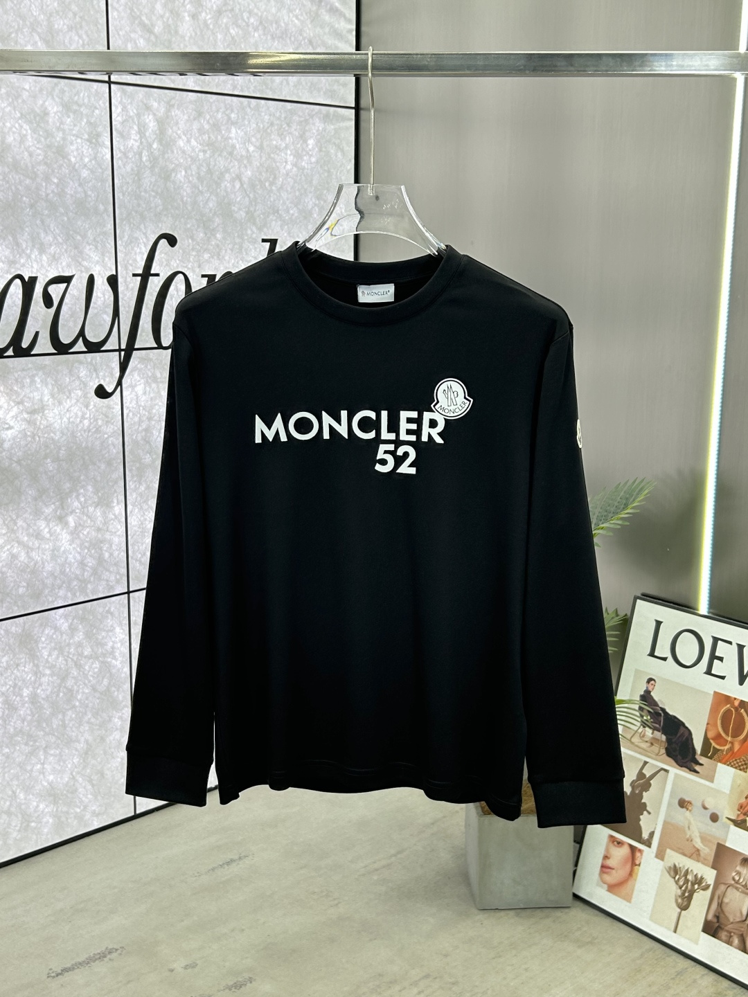 NO:522641,Moncler (blocked) high-end series, 25ss autumn and winter new flocking printed round neck base long-sleeved T-shirt, front chest flocking printed brand logo flocking design, left sleeve edge is decorated with felt embroidered classic logo, high-end thread design on the cuff, creating a basic men's item, injecting new ideas into men's wardrobe. Made of long-length cotton imported lancet modal blend fabric, the fabric has high texture, soft and silky, excellent elasticity, anti-wrinkle and yellowing, and it is not easy to deform after wearing it for a long time; black and white, S~XXXL,, Moncler,tees, t-shirt, alexander wang19860909Moncler(蒙口)高端系列,25ss秋冬新品植绒印花圆领打底长袖T恤,正面胸前缀饰绘制品牌logo植绒印花设计,左侧袖边饰有毡艺刺绣经典徽标,袖口高端螺纹设计,打造男士基本款单品,为男士衣橱注入新意.采用长绒棉进口兰精莫代尔混纺面料制成,面料质感高端、柔软丝滑,弹性优良抗皱抗黄,久穿久洗不易变形；黑色 白色 ,S～XXXL,,Moncler,tees，t-shirt,alexander wang,Men's clothing