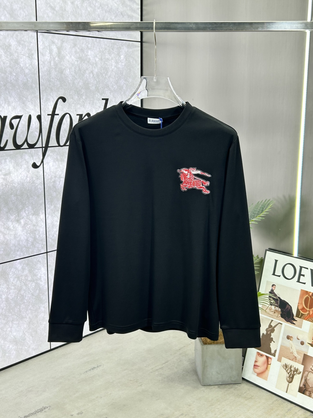 NO:522647,Burberry (Burberry) high-end series, 25ss autumn and winter new men's decorative equestrian knight embroidery short-sleeved T-shirt, same style as ZG, matched with brand logo and equestrian knight design embroidery appliqué, design inspiration comes from the label on Burberry collection items, the knight flag is written in Latin 'Prorsum', meaning 'forward'. Made of modal blended fabric imported from Xinjiang long velvet cotton, the fabric has high texture, soft and silky, excellent elasticity, anti-wrinkle and yellowing, and it is not easy to deform after wearing it for a long time; black and white S~XXXL,,burberry,burberry,T-shirt,tees,t-shirt,alexander wang19860909Burberry(巴宝莉)高端系列,25ss秋冬新品男装饰马术骑士刺绣短袖T恤,ZG同款,搭配品牌徽标和马术骑士设计刺绣贴花,设计灵感源自 Burberry 典藏单品上的标签,骑士旗帜写着拉丁语”Prorsum“,意为”前进“.采用新疆长绒棉进口莫代尔混纺面料制成,面料质感高端、柔软丝滑,弹性优良抗皱抗黄,久穿久洗不易变形；黑色 白色 S～XXXL,,burberry,burberry,T-shirt,tees，t-shirt,alexander wang,Men's clothing