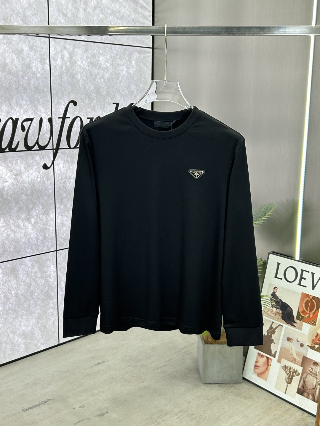 NO:522644,Prada (Prada) high-end series, 25SS autumn and winter new triangular leather brand hardware round neck long-sleeved T-shirt, front embellishment brand triangle hardware leather logo design, redefines the ever-evolving iconic style and injects new ideas into men's wardrobe. Made of Xinjiang long velvet cotton imported Lanjing Modal blend fabric, the fabric has high-end texture, soft and smooth, excellent elasticity, anti-wrinkle and yellowing, and it is not easy to deform after wearing it for a long time; black white blue S~XXXL,,prada,prada,tees, t-shirt,alexander wang19860909Prada (普拉达)高端系列,25SS秋冬新品三角皮牌五金圆领长袖T恤,正面缀饰品牌三角五金皮标设计,重新定义了不断演变的标志性风格,为男士衣橱注入新意.采用新疆长绒棉进口兰精莫代尔混纺面料制成,面料质感高端、柔软丝滑,弹性优良抗皱抗黄,久穿久洗不易变形；黑色 白色 蓝色 S～XXXL,,prada,prada,tees，t-shirt,alexander wang,Men's clothing