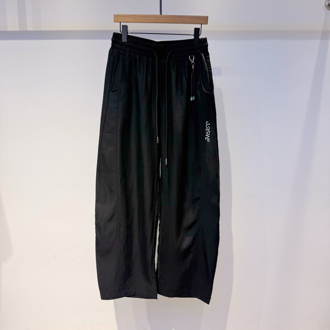 NO:948456,.Loewe Loewe 2026 spring and summer new trousers, catwalk style. Exclusively customized cotton and linen fabrics. Paired with straight pants. Fashionable and handsome. The drape is super good and not easy to wrinkle. The details are perfect and flawless.19860909.Loewe罗意威 2026春夏新款裤子 走秀款 独家定制棉麻面料 搭配直筒裤版型 时尚帅气 垂感超好不易褶皱 细节走线完美无瑕疵 版型超好 上身效果棒棒哒 百搭又不失时尚感 颜色 黑色 灰色 码数m-3xl,,loewe,loewe,,Men's clothing