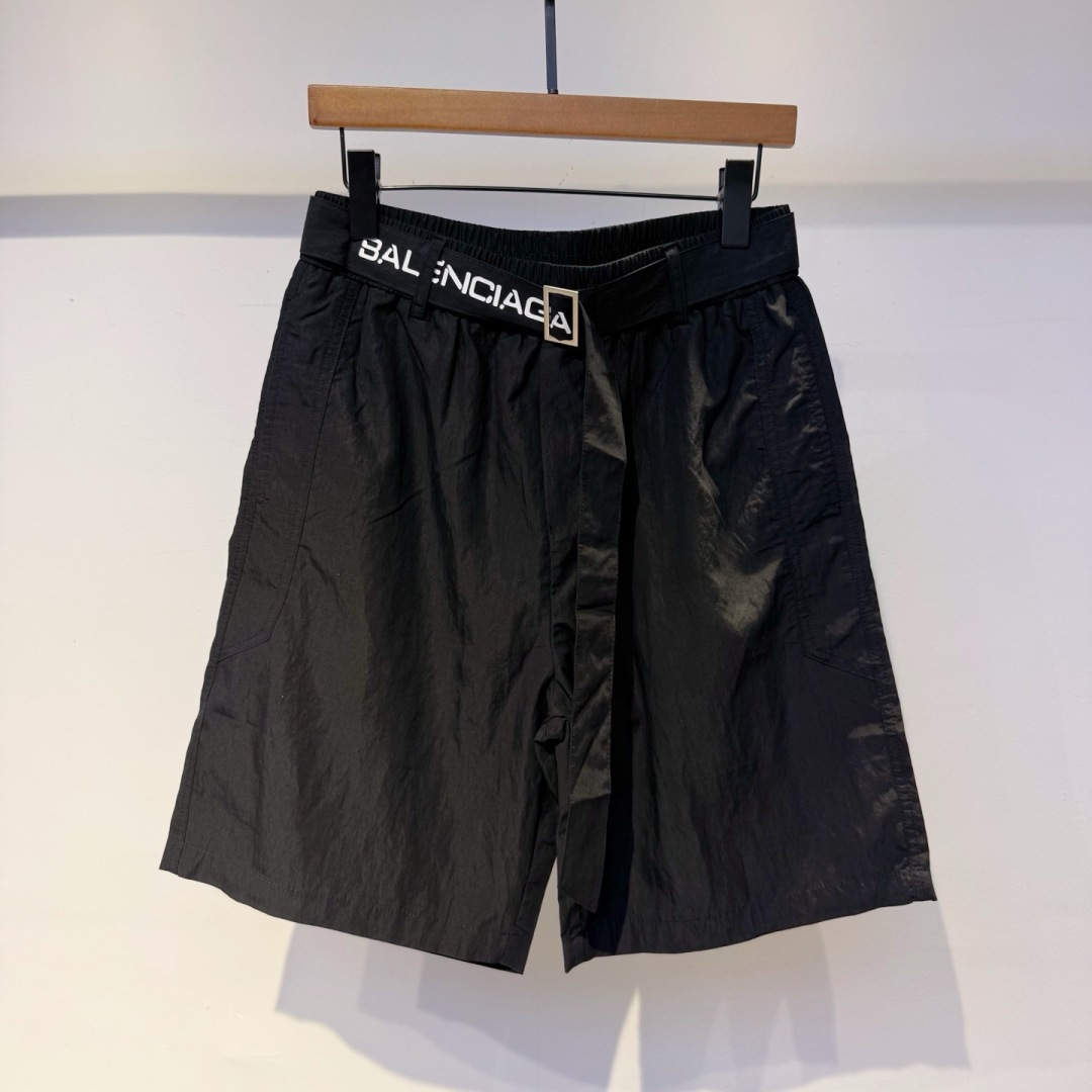 NO:948469,.Balenciaga 2026 spring and summer new shorts, catwalk style, exclusive custom fabric, matched with straight pants, fashionable and handsome, very good drape and not easy to wrinkle, perfect details and flawless fit, great fit, great upper body effect, versatile and fashionable, color black gray, size m-3xl,,balenciaga,shorts,19860909.巴黎世家 2026春夏新款短裤 走秀款 独家定制面料 搭配直筒裤版型 时尚帅气 垂感超好不易褶皱 细节走线完美无瑕疵 版型超好 上身效果棒棒哒 百搭又不失时尚感 颜色 黑色 灰色 码数m-3xl,,balenciaga,shorts,,Men's clothing