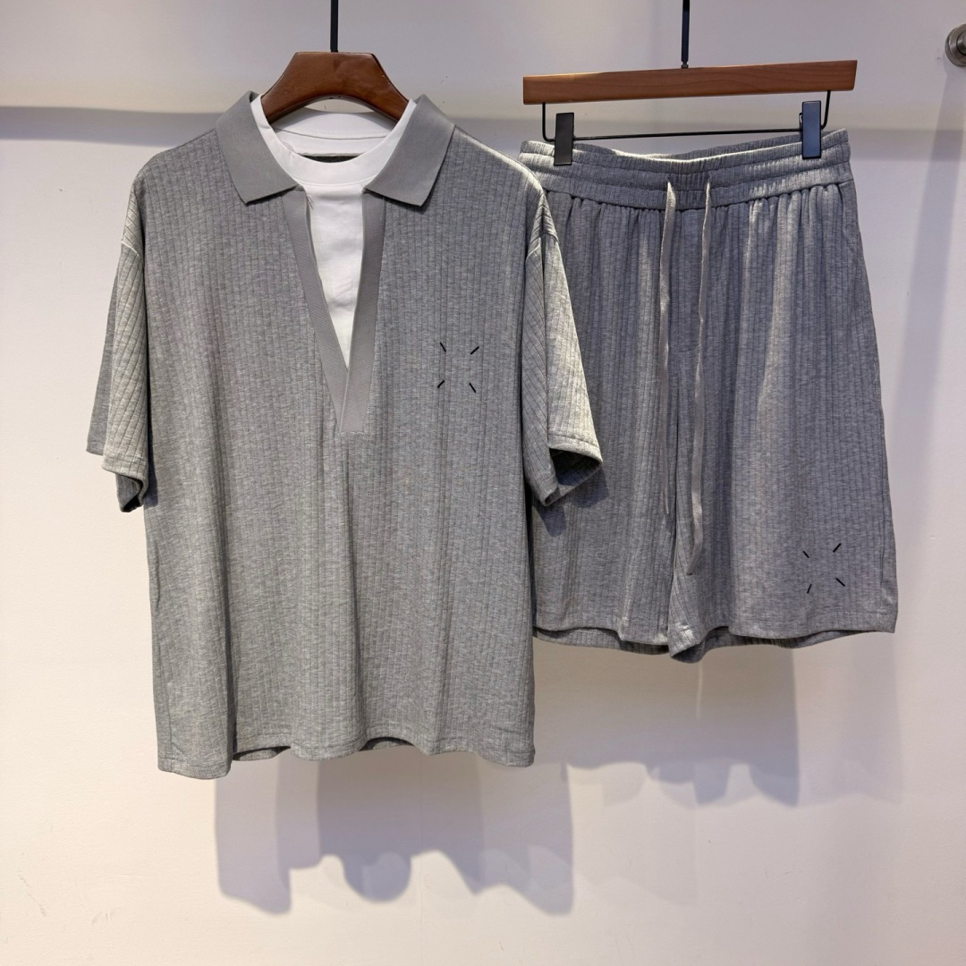 NO:948483,Clothes - Pants - Margiela 2026 new summer suit with short sleeves, removable set, catwalk style. This year's latest fake two-piece design is very fashionable. Exclusively customized original fabric. Very good drape and not easy to wrinkle. Super breathable and comfortable. The details are perfectly routed. The upper body effect is great. Versatile and fashionable. Color: black, gray. Size: s-xxl,, masion margiela, T-shirt,19860909衣服-.裤子-.马吉拉 2026夏新款套装短袖 可拆套 走秀款 今年最新假两件设计 非常洋气 独家定制原版面料 垂感超好不易褶皱 超报超透气舒适 细节走线完美无瑕疵 上身效果棒棒哒 百搭又不失时尚感 颜色黑色 灰色 码数s-xxl,,masion margiela,T-shirt,,Men's clothing