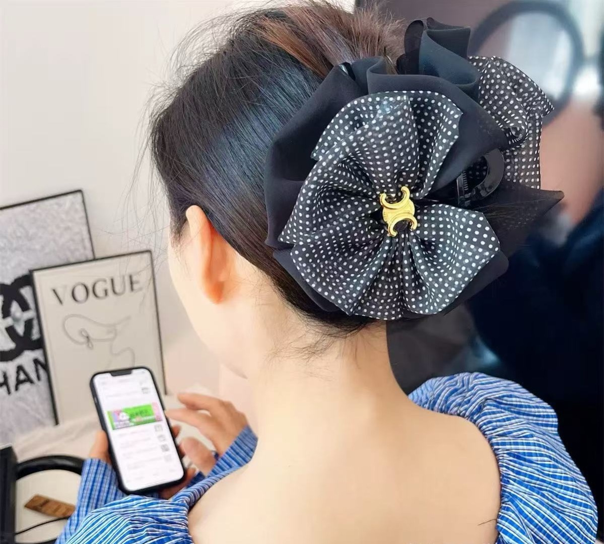 NO:301219,Packaging CELINE (Celin) new Arc de Triomphe fashion clip hairpin, goddess must-have item, very versatile, wear it full of tall and tall. Hairpins, hairpins, celine, celine, hairpins19860909配包装 CELINE（赛琳）新款凯旋门时尚抓夹 发夹,女神必备单品,非常百搭,戴上它满满的高大上.发夹,发夹,celine,celine,hairpins,accessory