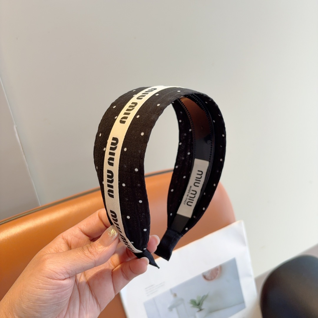 NO:301222,Packaging miumiu new wide version headband, beautiful letter headband!  Special fabrics are very textured, classic and versatile girl-style hairpins, hairpins, miumiu, hairpins19860909配包装 miumiu 缪缪 新款宽版发箍,靓丽字母头箍！特制面料非常显质感、经典百搭少女风发饰发夹,发夹,miumiu,hairpins,accessory