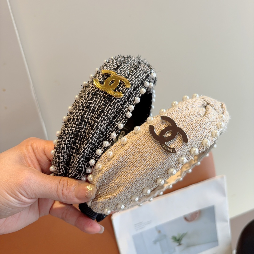 NO:301234,Packaging CHANEL (Chanel) latest small-flavored pearl hairband, retro headband, popular internet celebrity products recommended. It is matched with high-end materials, super exquisite, fashionable and versatile. Hairpins, hairpins, chanel, chanel, hairpins19860909配包装 CHANEL（香奈儿）最新款小香风珍珠发箍,复古头箍,网红爆款推荐 搭配高端材质,超精致,时尚百搭.发夹,发夹,chanel,chanel,hairpins,accessory