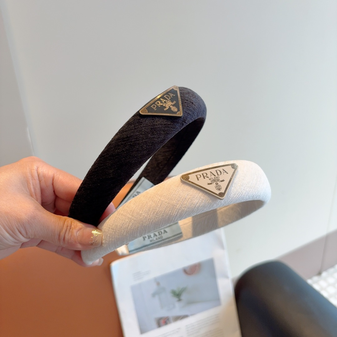 NO:301395,Packaging PRADA (Prada) new trendy inverted triangle iron marking headband. A must-have item for temperament goddess, very versatile and fashionable. Wear it full of tallness. Hairpins, hairpins, prada, prada, hairpins19860909配包装 PRADA（普拉达）新款潮流倒三角铁标字母发箍.气质女神必备单品,非常百搭,时尚潮流, 戴上它满满的高大上.发夹,发夹,prada,prada,hairpins,accessory