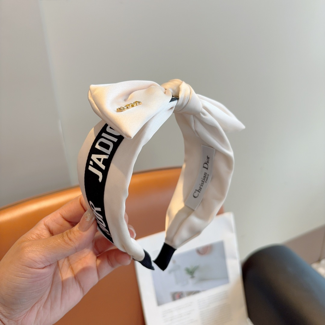 NO:301399,Packaging Dior Classic new D letter silk bow wide version headband, counter quality, let your charm bloom, the fresh lady style makes fashion simpler. Hairpins, hairpins, dior, dior, real silk, hairpins19860909配包装 Dior（迪奥） 经典新款D字母真丝蝴蝶结宽版发箍,专柜品质 让你的魅力绽放 清新淑女范让时尚更简单.发夹,发夹,dior,dior,real silk,hairpins,accessory