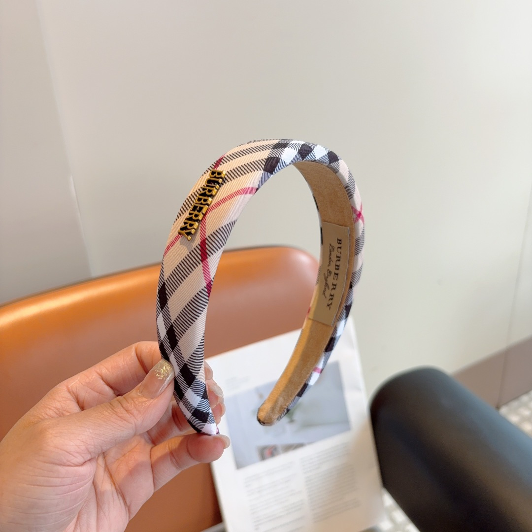 NO:301401,Packaging Burberry BURBERRY new headband, customer-supplied fabric, all the details are shot!  Very pleasing and versatile, suitable for various occasions!  hairpins, hairpins, burberry, burberry, hairpins19860909配包装 巴宝莉BURBERRY 新款发箍,客供面料 细节全部实拍！非常耐看又百搭、适合各种场合搭配！发夹,发夹,burberry,burberry,hairpins,accessory