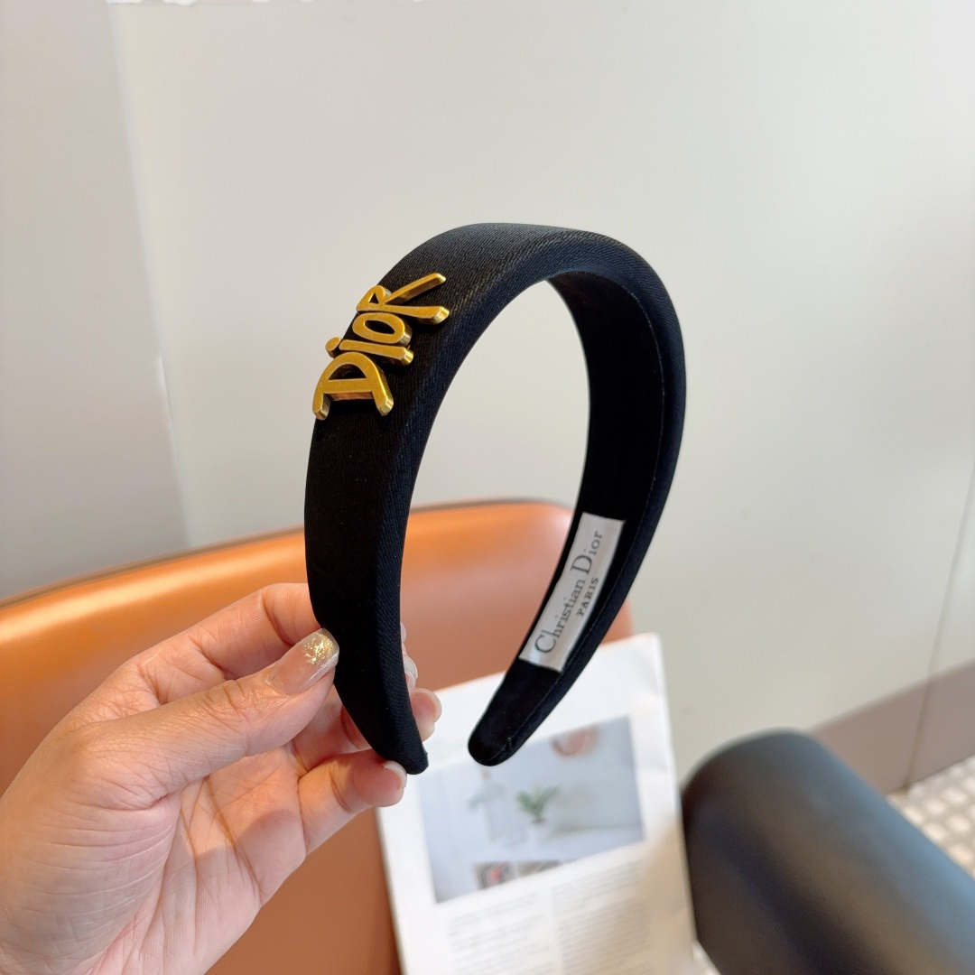 NO:301405,Packaging Dior (Dior) New wide-edge high-quality headband, Internet celebrity new anti-slip headband, let your charm bloom, the fresh ladylike style makes fashion simpler. Hairpins, hairpins, dior, dior, hairpins19860909配包装 Dior（迪奥） 新款宽边高级感大牌发箍, 网红新款防滑头箍、让你的魅力绽放 清新淑女范让时尚更简单.发夹,发夹,dior,dior,hairpins,accessory