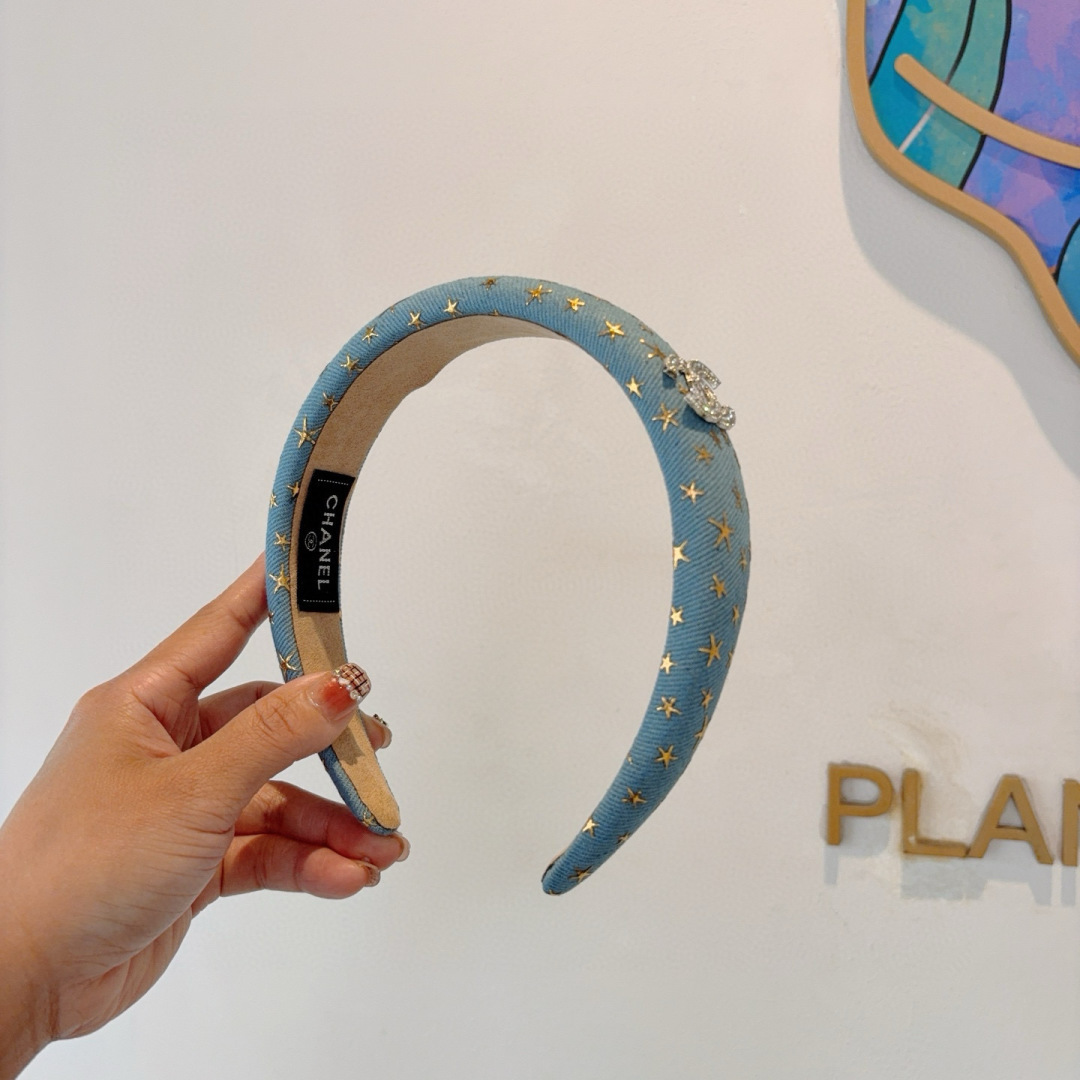 NO:301423,Packaging CHANEL's latest small fragrant headband, new product huge face-showing small headband, popular internet celebrity products, paired with high-end dual C logo, super exquisite, fashionable and versatile!  hairpins, hairpins, chanel, chanel, hairpins19860909配包装 CHANEL（香奈儿）最新款小香发箍,新品巨显脸小头箍,网红爆款推荐 搭配高端双Ｃlogo ,超精致时尚百搭！发夹,发夹,chanel,chanel,hairpins,accessory