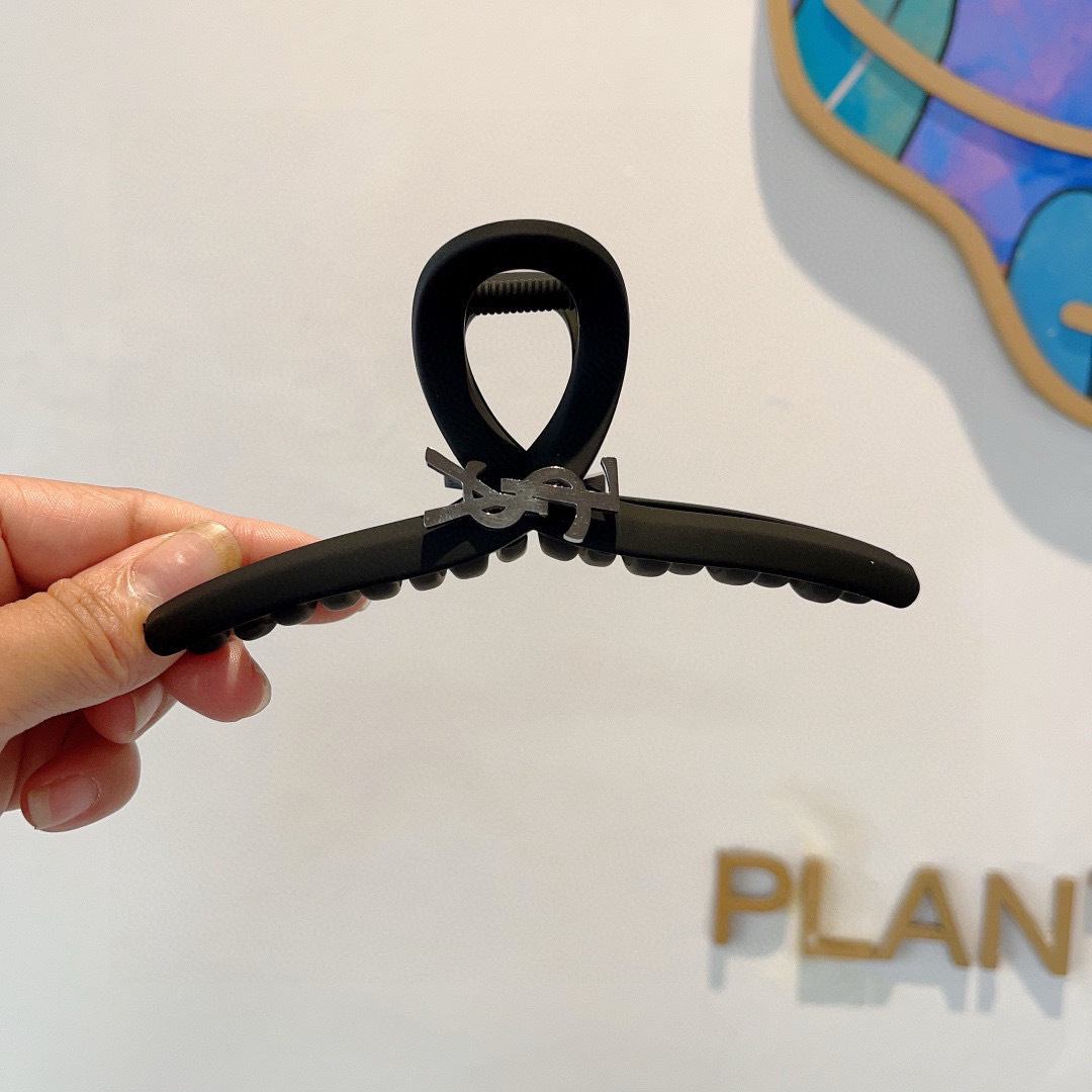 NO:301438,Packaged by Saint Laurent, a new counter duckbill clip, original single product, simple and versatile, a must-have for trendy women, super high-end!  hairpins, hairpins, saint laurent, hairpins19860909配包装 圣罗兰 新款专柜鸭嘴抓夹,原单货,简约百搭,潮女必备品,超级的高大上！发夹,发夹,saint laurent,hairpins,accessory