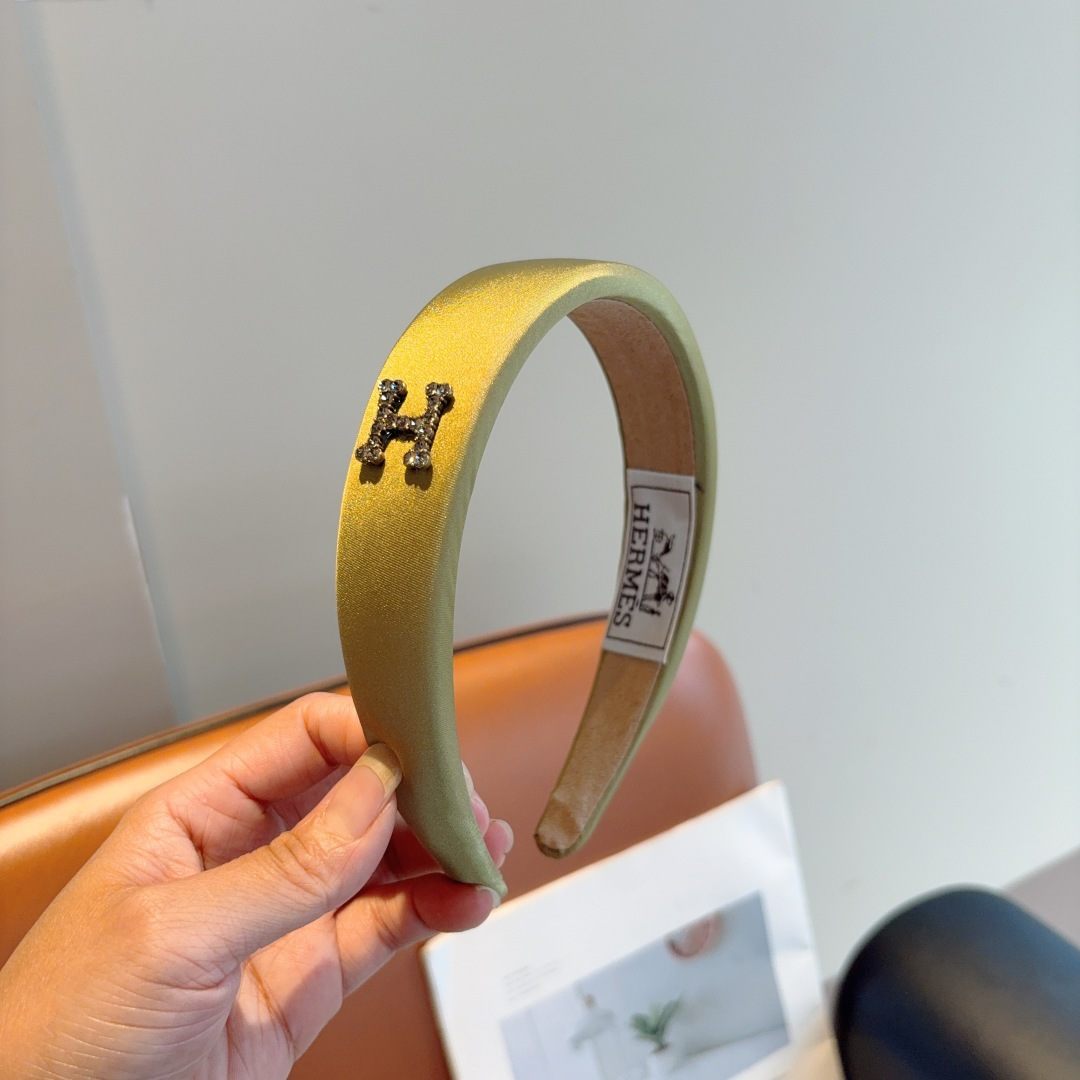 NO:367411,Packaging Hermes (Hermes) New custom sponge headband, same as internet celebrity imported fabric, export orders and details are all shot!  The special fabric is very textured!  hairpins, hairpins, hermes, hermes, hairpins19860909配包装 Hermes（爱马仕） 新款定制海绵发箍,网红同款 进口面料, 出口订单、细节全部实拍！特制面料非常显质感！发夹,发夹,hermes,hermes,hairpins,accessory