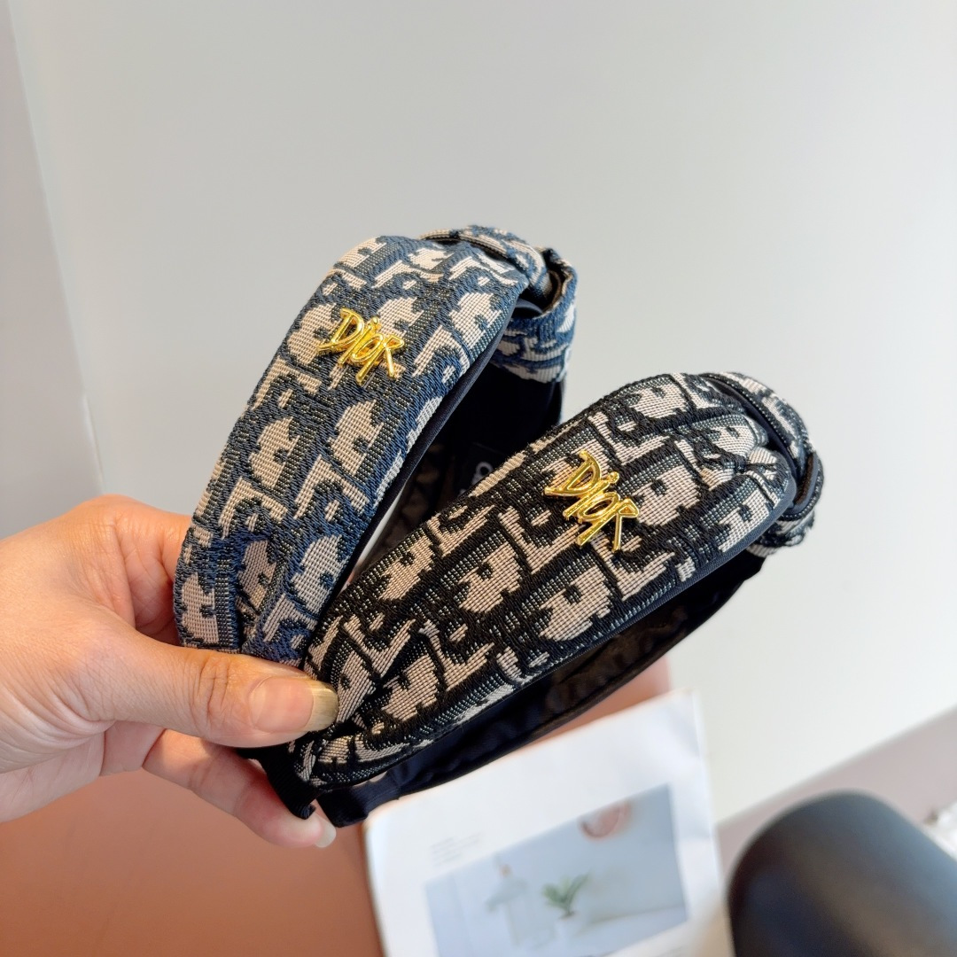 NO:367795,Packaging Dior Classic new middle knot wide version hairband, original counter stock, let your charm bloom, the fresh lady style makes fashion simpler. Hairpins, hairpins, dior, dior, hairpins19860909配包装 Dior（迪奥） 经典新款中间结宽版发箍,专柜原单货,让你的魅力绽放 清新淑女范让时尚更简单.发夹,发夹,dior,dior,hairpins,accessory