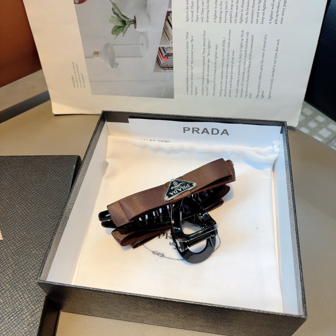 配包装
PRADA （普拉达） 新款潮流抓夹，网红同款 女神必备单品，非常百搭，时尚发夹， 戴上它满满的
