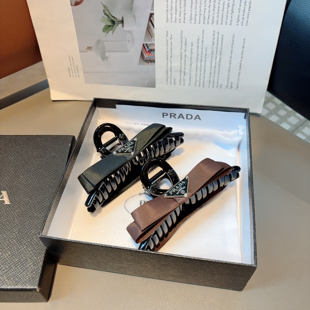 配包装
PRADA （普拉达） 新款潮流抓夹，网红同款 女神必备单品，非常百搭，时尚发夹， 戴上它满满的