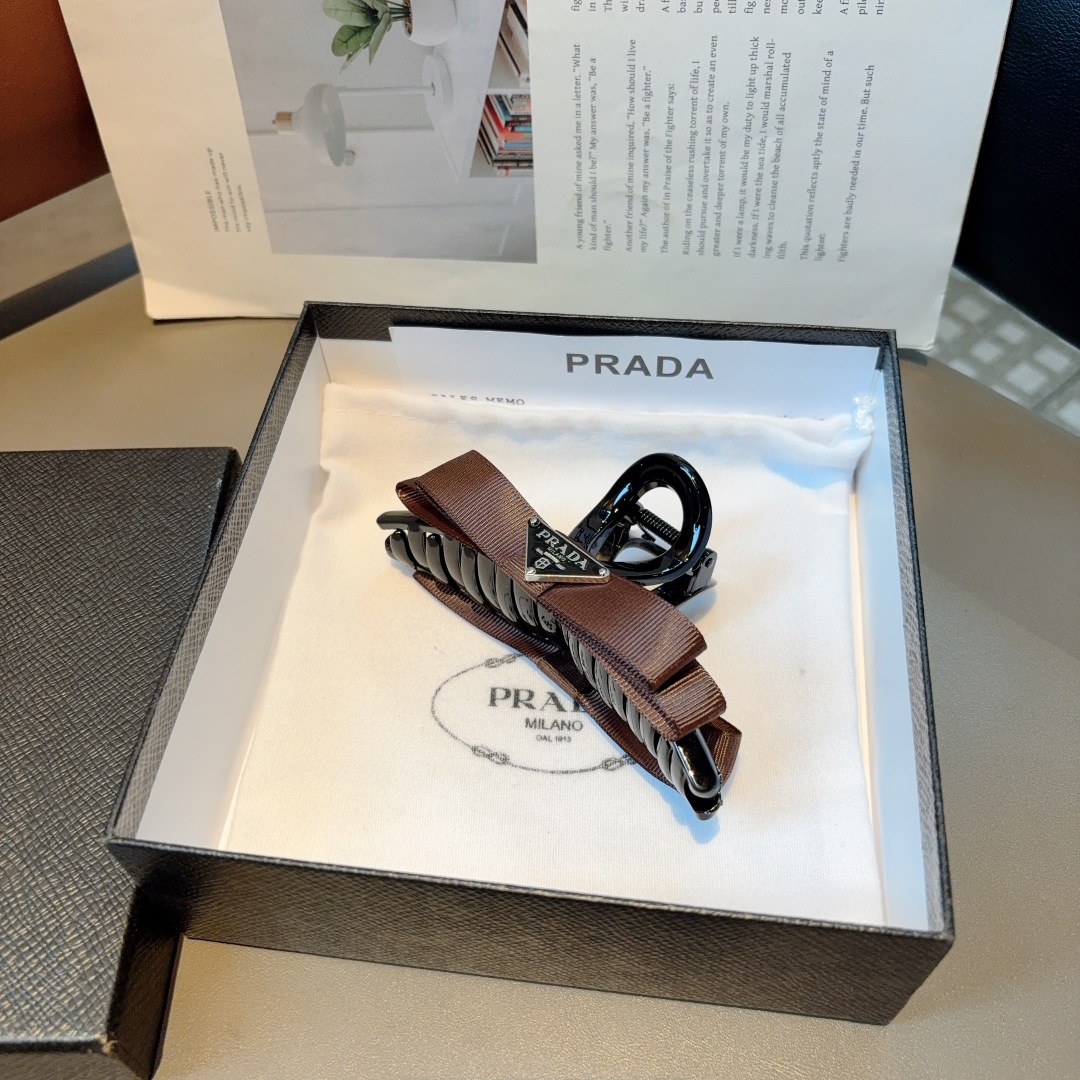 配包装
PRADA （普拉达） 新款潮流抓夹，网红同款 女神必备单品，非常百搭，时尚发夹， 戴上它满满的