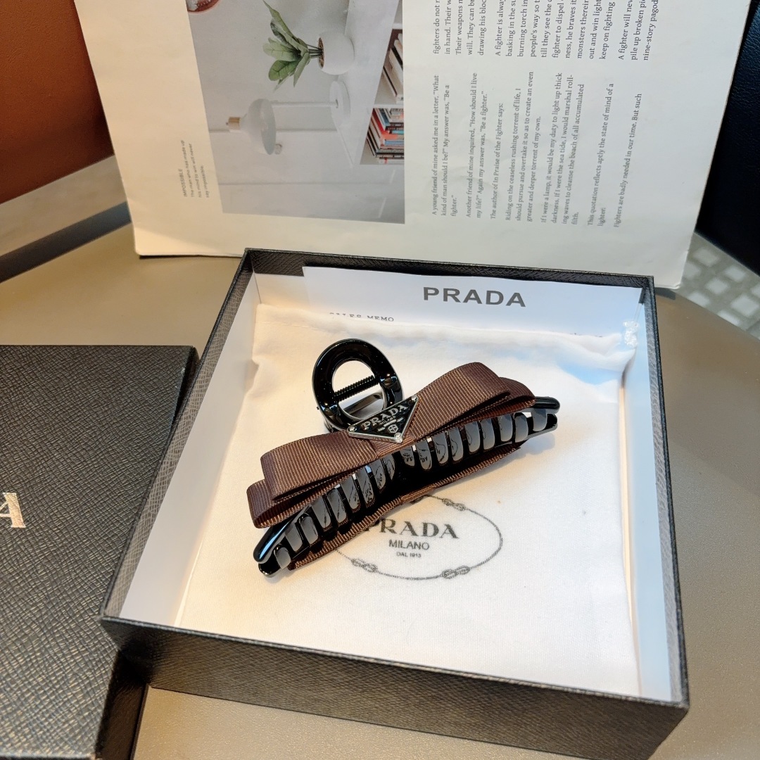 配包装
PRADA （普拉达） 新款潮流抓夹，网红同款 女神必备单品，非常百搭，时尚发夹， 戴上它满满的