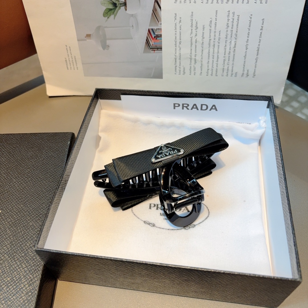配包装
PRADA （普拉达） 新款潮流抓夹，网红同款 女神必备单品，非常百搭，时尚发夹， 戴上它满满的