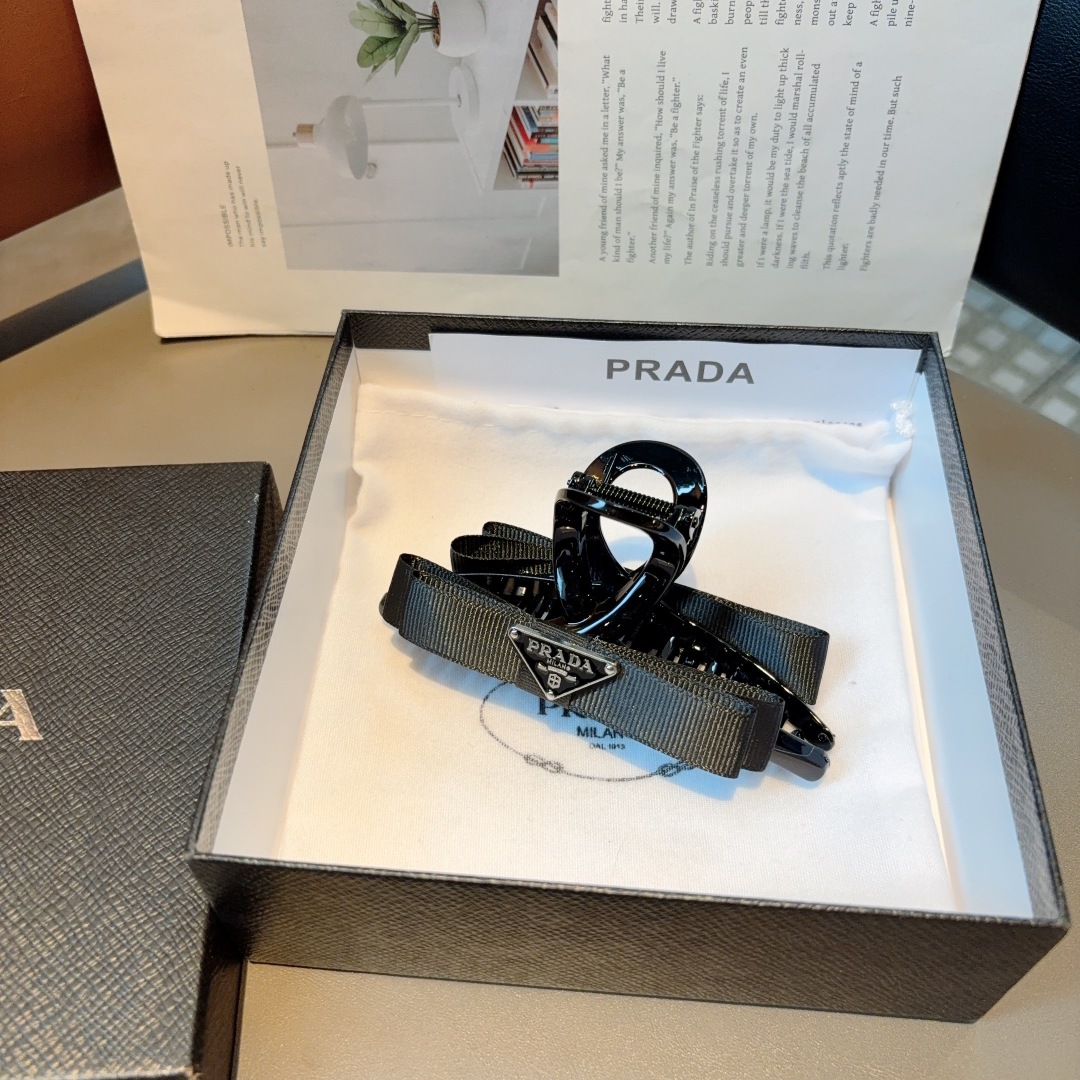 配包装
PRADA （普拉达） 新款潮流抓夹，网红同款 女神必备单品，非常百搭，时尚发夹， 戴上它满满的