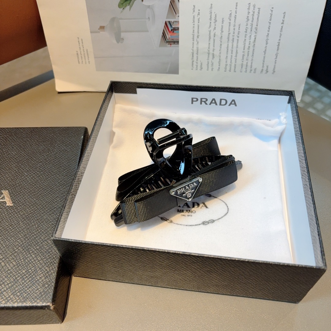 配包装
PRADA （普拉达） 新款潮流抓夹，网红同款 女神必备单品，非常百搭，时尚发夹， 戴上它满满的