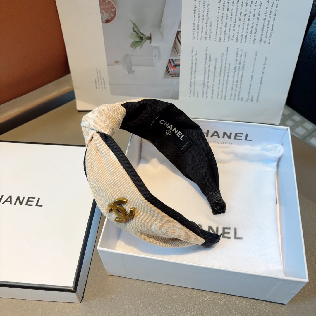 配包装
CHANEL（香奈儿）新款小香风发箍，复古头箍，网红爆款推荐 搭配高端材质，超精致，时尚百搭。