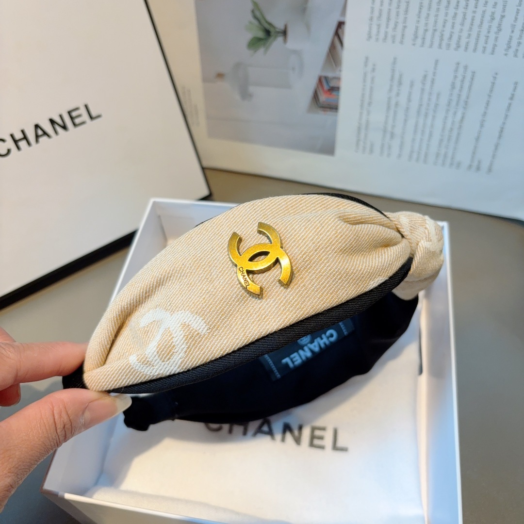 配包装
CHANEL（香奈儿）新款小香风发箍，复古头箍，网红爆款推荐 搭配高端材质，超精致，时尚百搭。