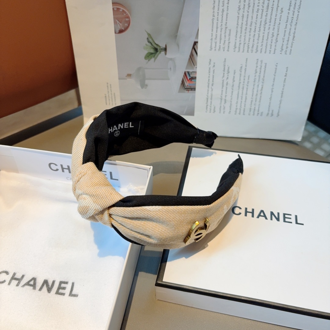 配包装
CHANEL（香奈儿）新款小香风发箍，复古头箍，网红爆款推荐 搭配高端材质，超精致，时尚百搭。