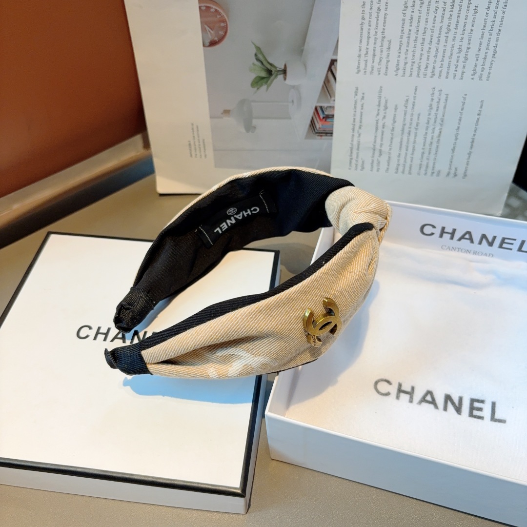 配包装
CHANEL（香奈儿）新款小香风发箍，复古头箍，网红爆款推荐 搭配高端材质，超精致，时尚百搭。