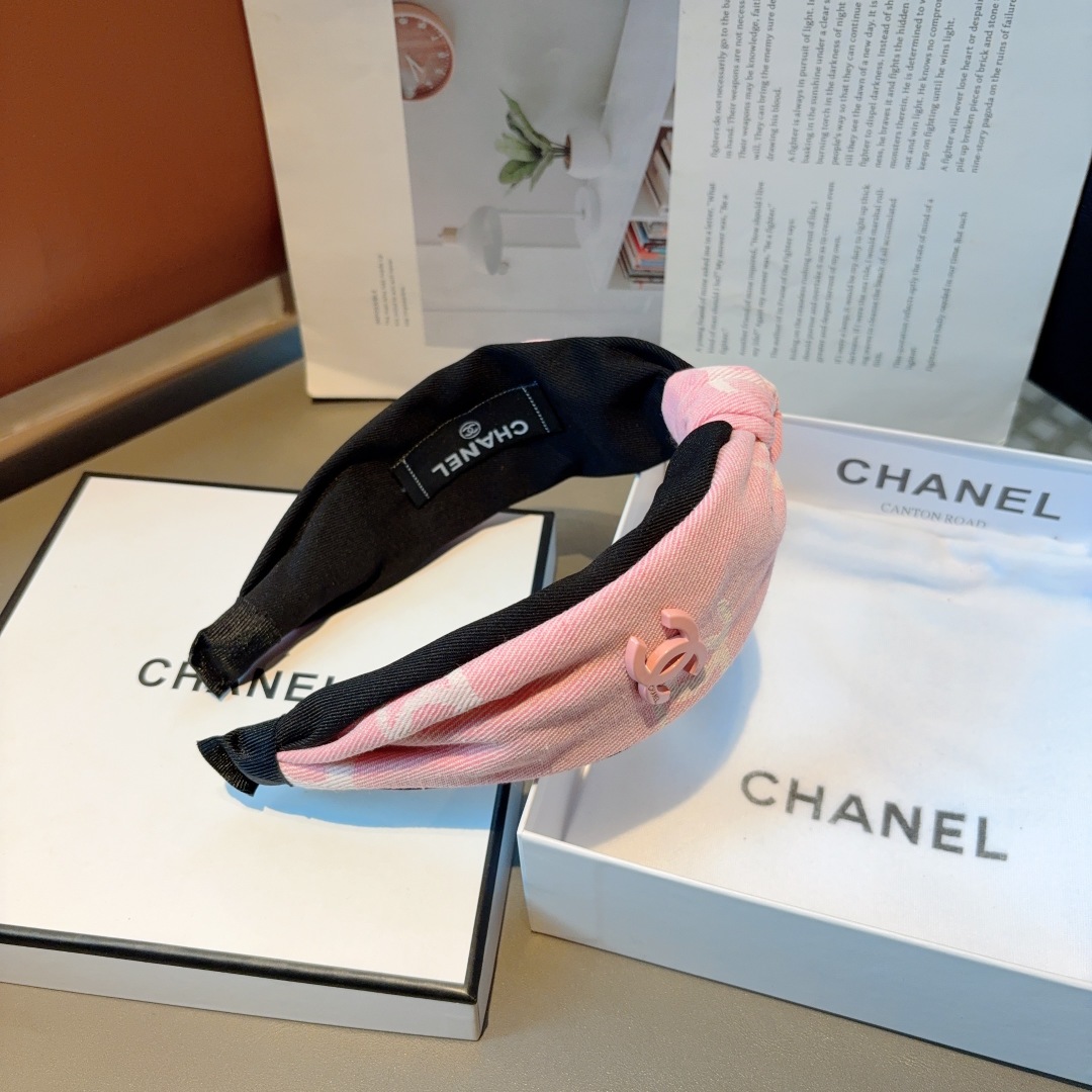 配包装
CHANEL（香奈儿）新款小香风发箍，复古头箍，网红爆款推荐 搭配高端材质，超精致，时尚百搭。