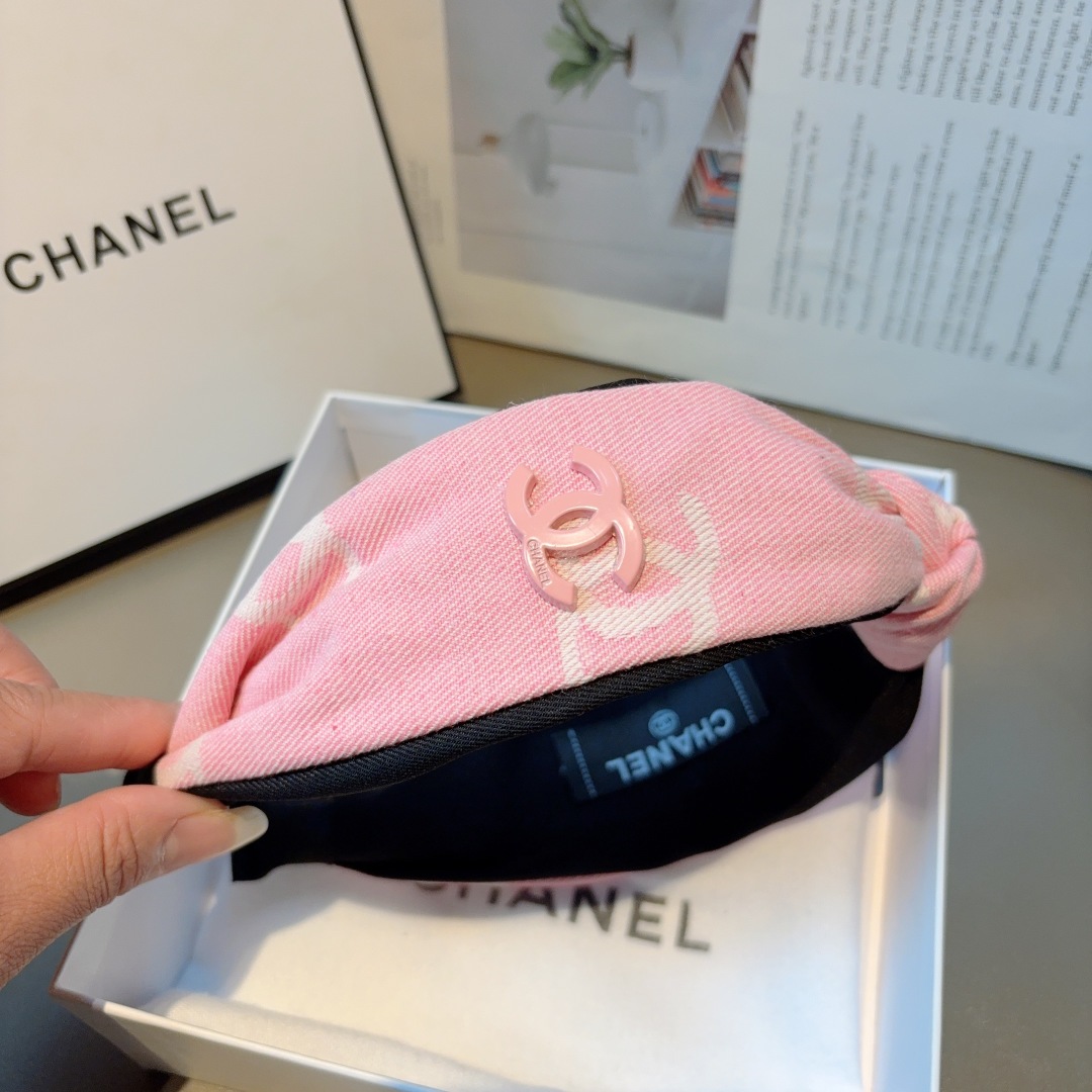 配包装
CHANEL（香奈儿）新款小香风发箍，复古头箍，网红爆款推荐 搭配高端材质，超精致，时尚百搭。
