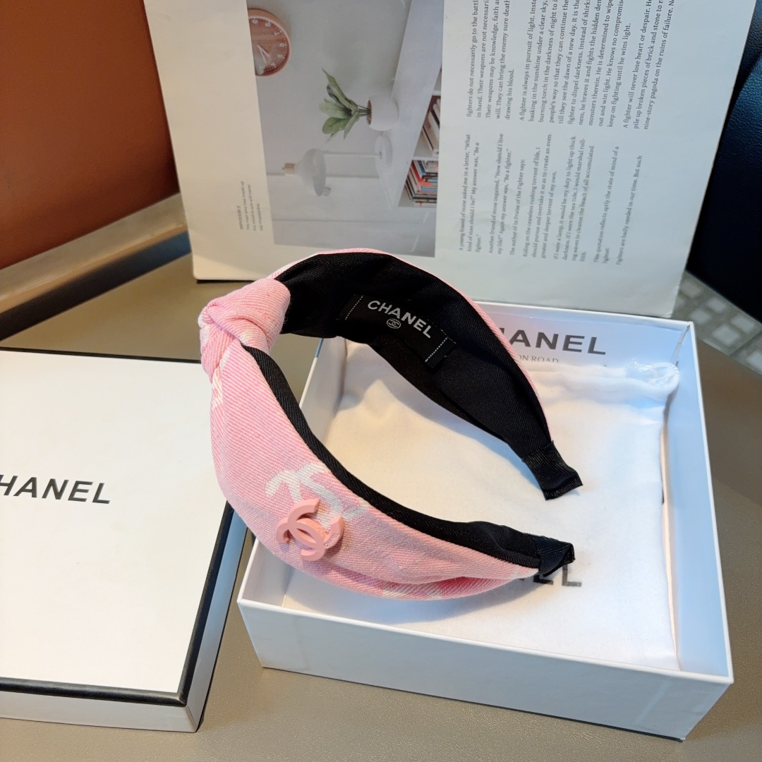 配包装
CHANEL（香奈儿）新款小香风发箍，复古头箍，网红爆款推荐 搭配高端材质，超精致，时尚百搭。