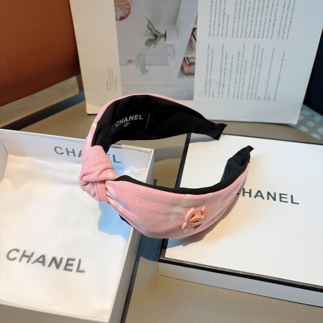 配包装
CHANEL（香奈儿）新款小香风发箍，复古头箍，网红爆款推荐 搭配高端材质，超精致，时尚百搭。