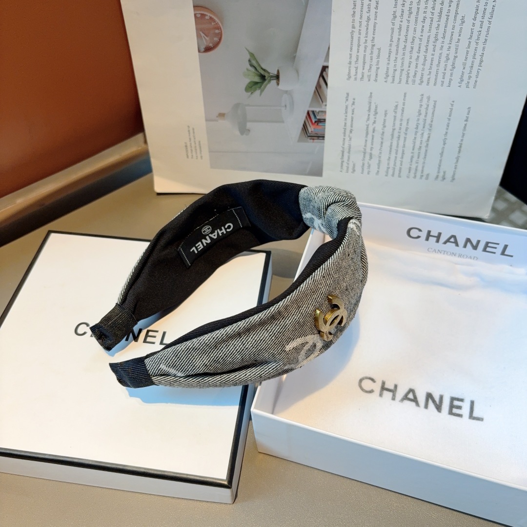 配包装
CHANEL（香奈儿）新款小香风发箍，复古头箍，网红爆款推荐 搭配高端材质，超精致，时尚百搭。