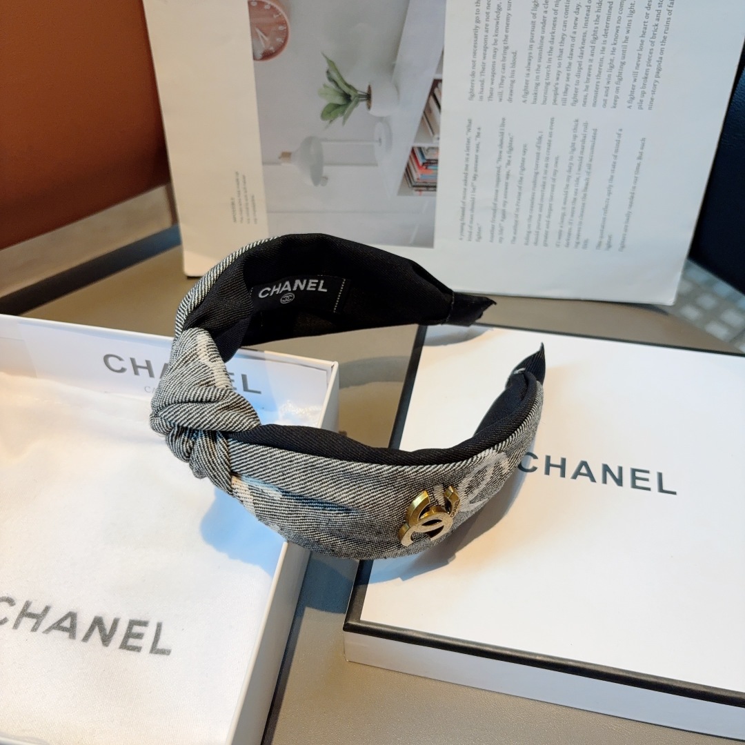 配包装
CHANEL（香奈儿）新款小香风发箍，复古头箍，网红爆款推荐 搭配高端材质，超精致，时尚百搭。