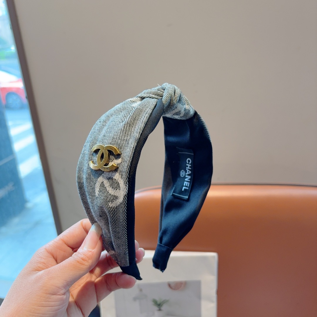 配包装
CHANEL（香奈儿）新款小香风发箍，复古头箍，网红爆款推荐 搭配高端材质，超精致，时尚百搭。