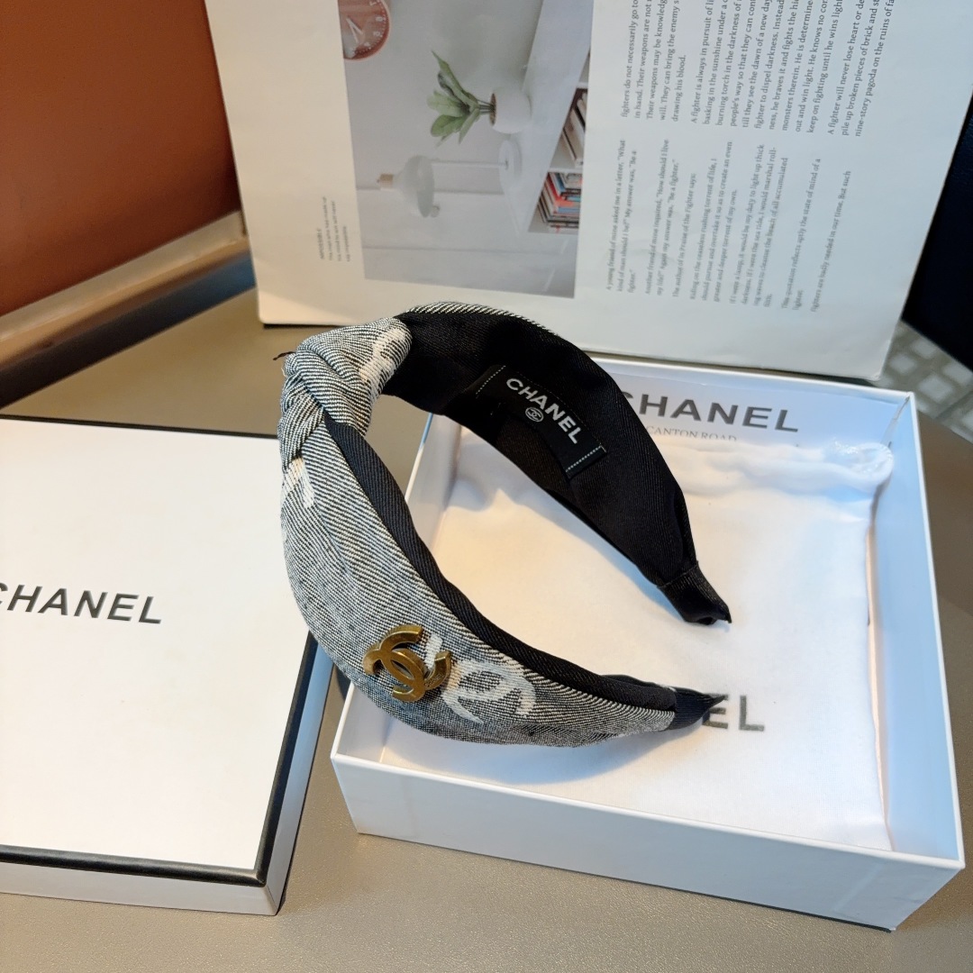 配包装
CHANEL（香奈儿）新款小香风发箍，复古头箍，网红爆款推荐 搭配高端材质，超精致，时尚百搭。