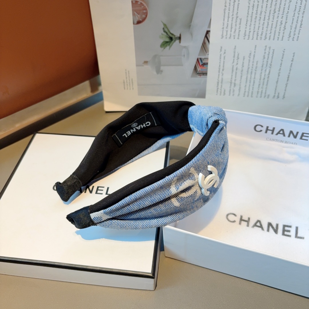 配包装
CHANEL（香奈儿）新款小香风发箍，复古头箍，网红爆款推荐 搭配高端材质，超精致，时尚百搭。
