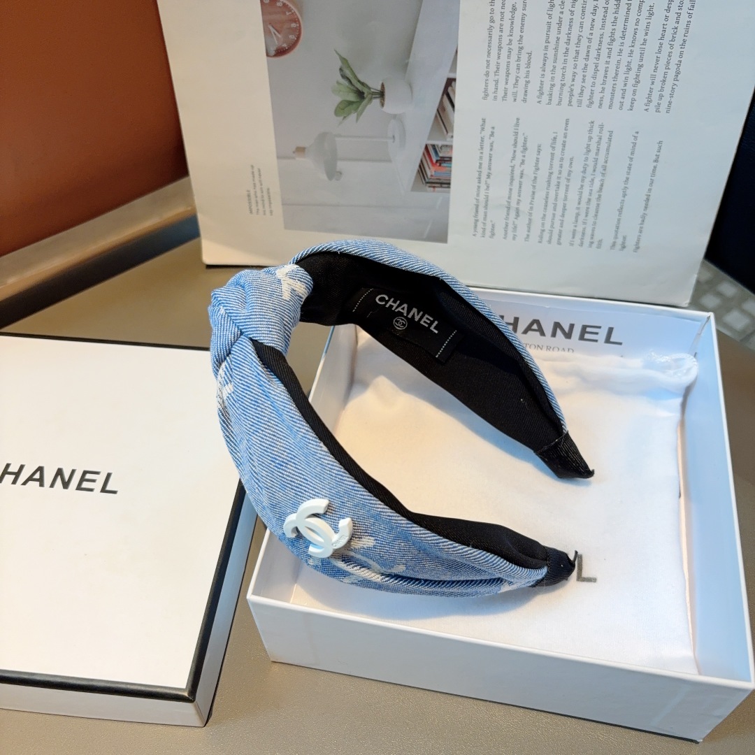 配包装
CHANEL（香奈儿）新款小香风发箍，复古头箍，网红爆款推荐 搭配高端材质，超精致，时尚百搭。