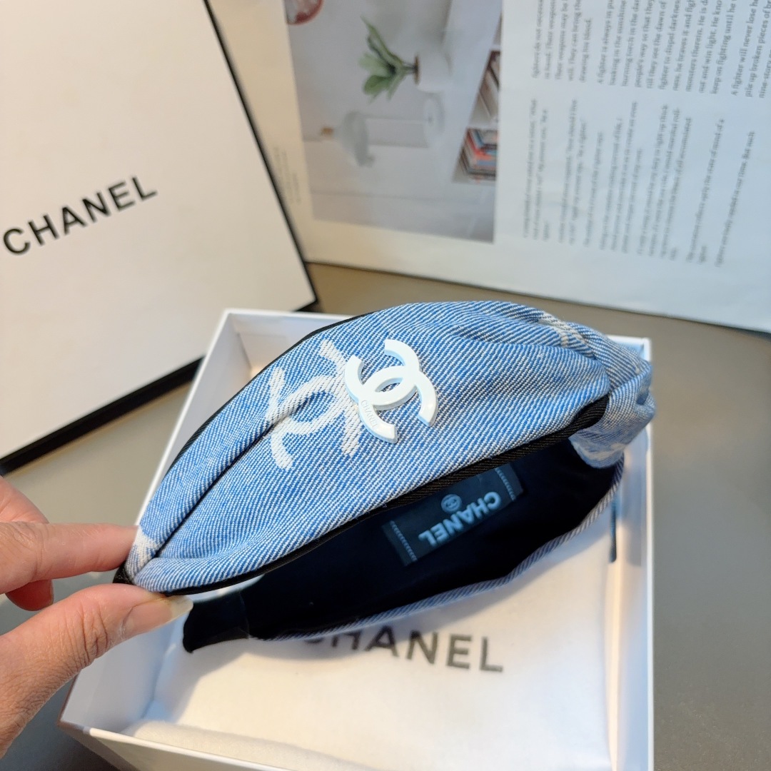 配包装
CHANEL（香奈儿）新款小香风发箍，复古头箍，网红爆款推荐 搭配高端材质，超精致，时尚百搭。