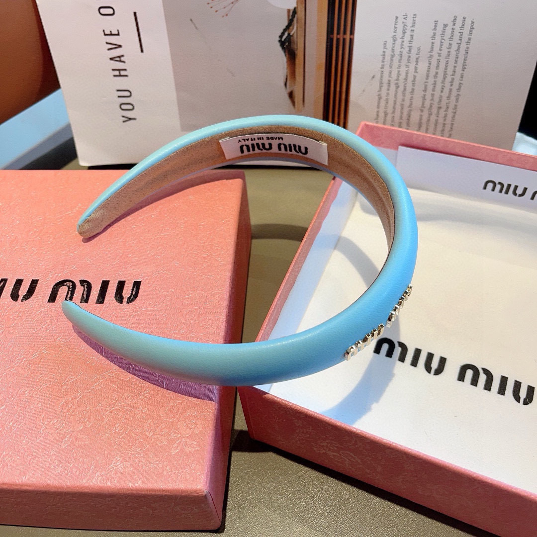 配包装
miumiu 缪缪  新款羊皮定制发箍，金属字母头箍！特制面料非常显质感、经典百搭少女风发饰