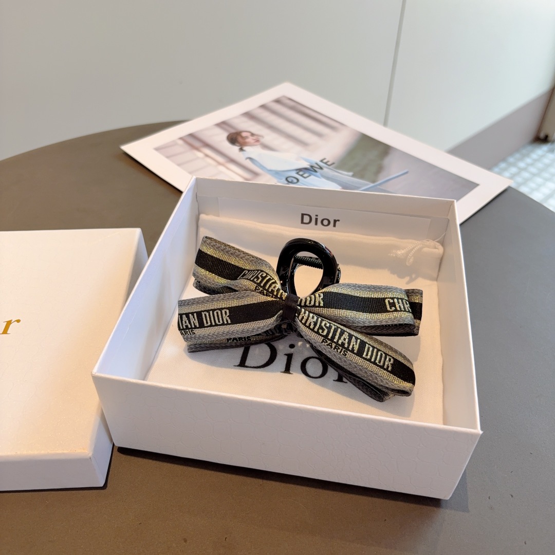 配包装
Dior（迪奥）经典老花网红抓夹，高级感字母简约复古发夹原单货，简约百搭，潮女必备品，超级的高大