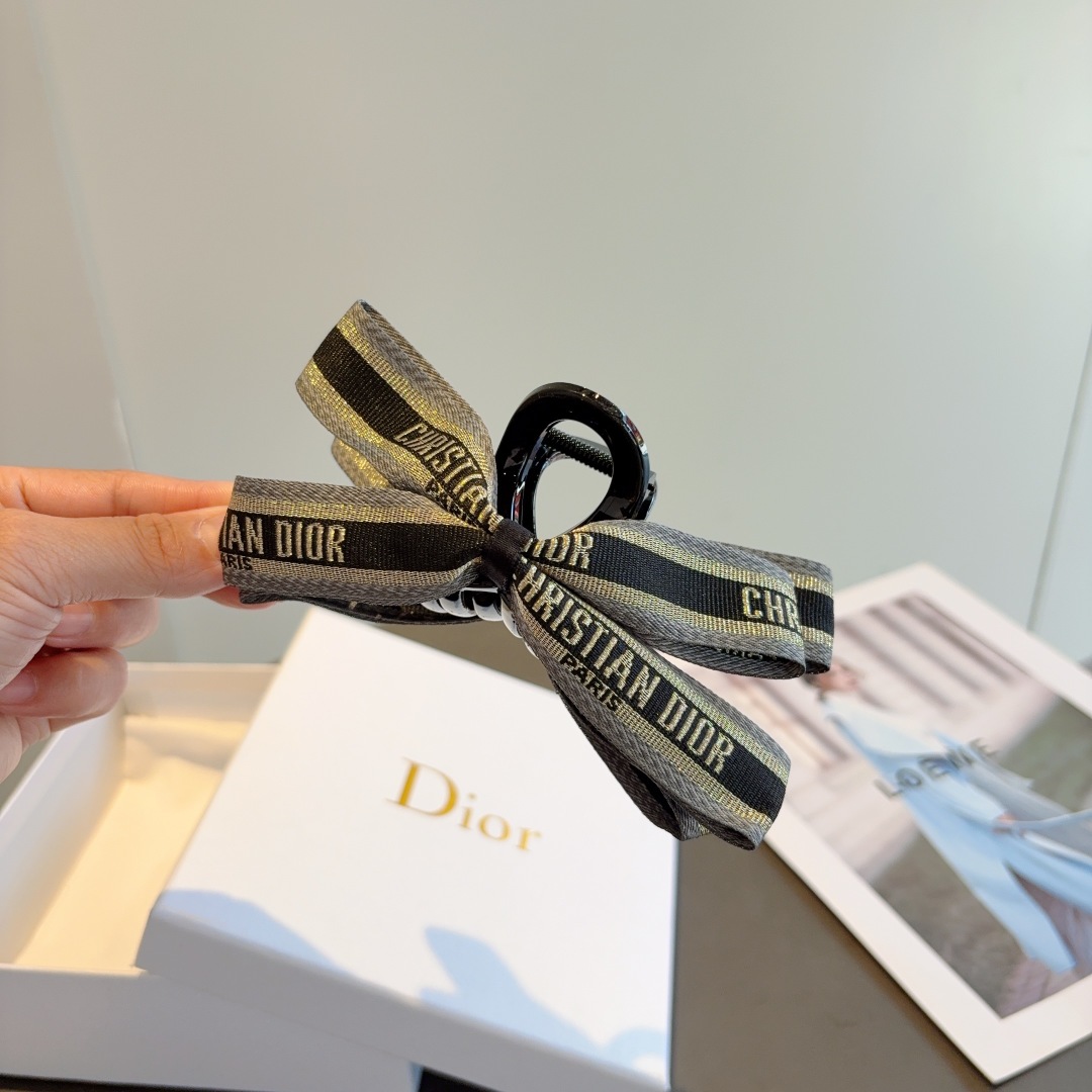 配包装
Dior（迪奥）经典老花网红抓夹，高级感字母简约复古发夹原单货，简约百搭，潮女必备品，超级的高大