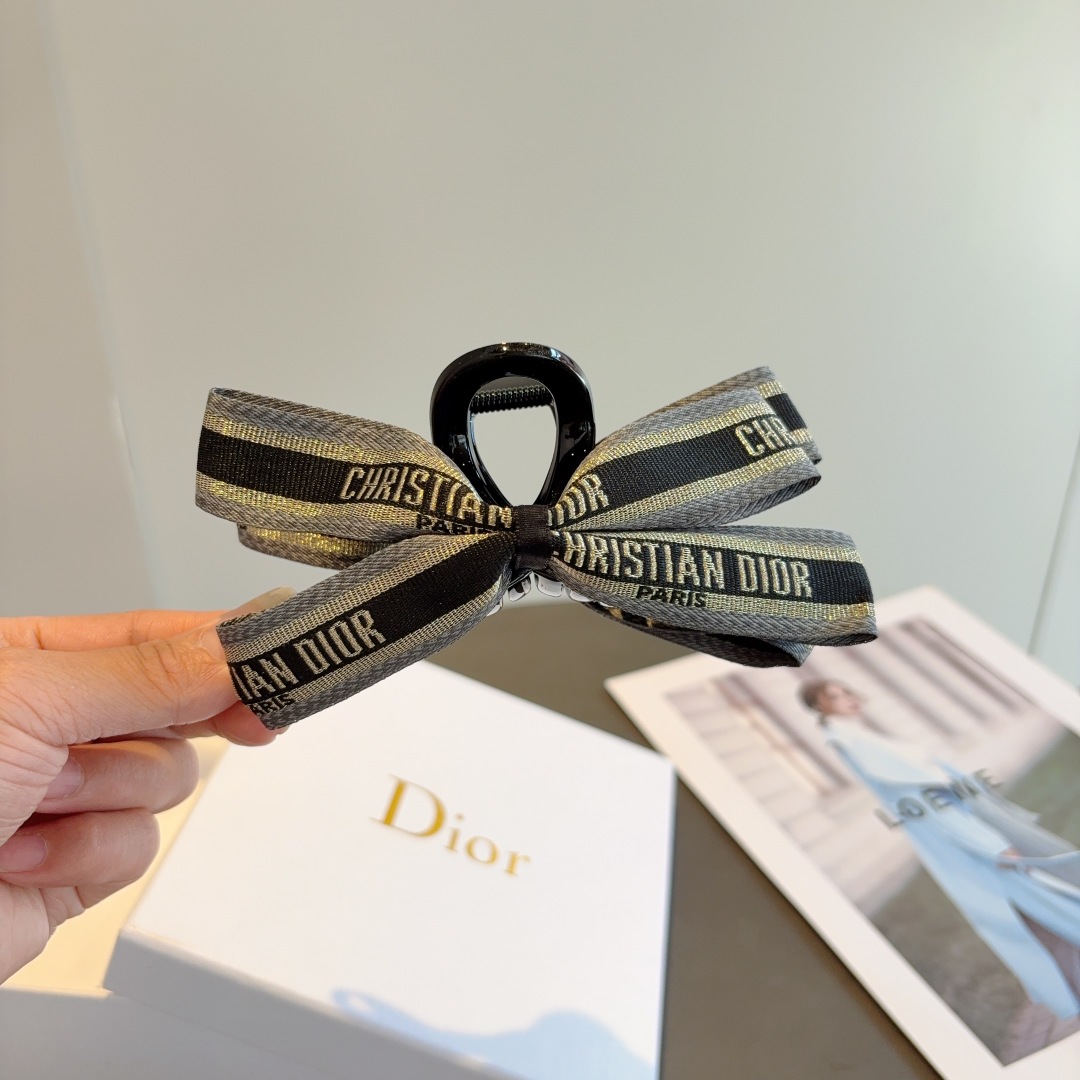 配包装
Dior（迪奥）经典老花网红抓夹，高级感字母简约复古发夹原单货，简约百搭，潮女必备品，超级的高大