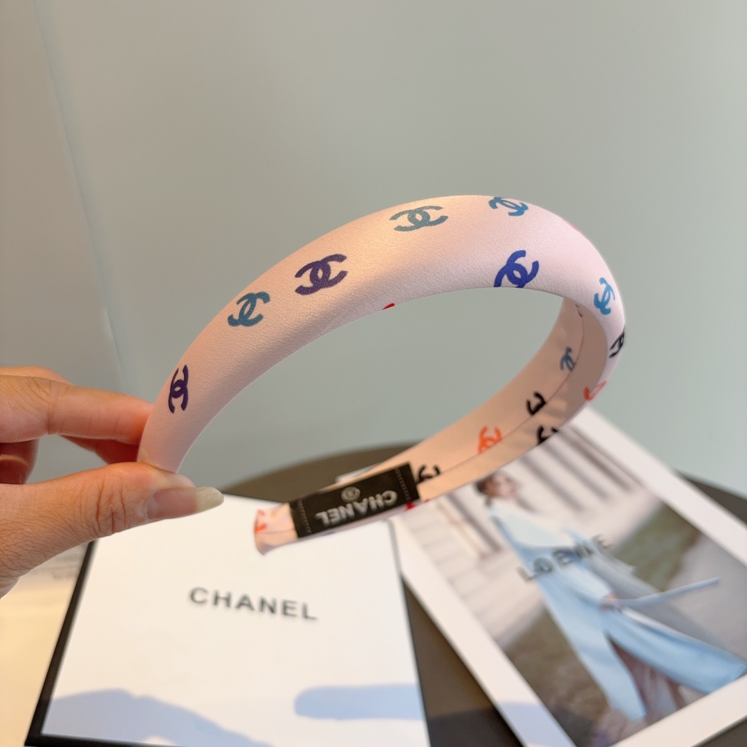 配包装
CHANEL（香奈儿）新款精致海绵小香发箍，复古头箍，网红爆款推荐 搭配高端材质，时尚百搭。