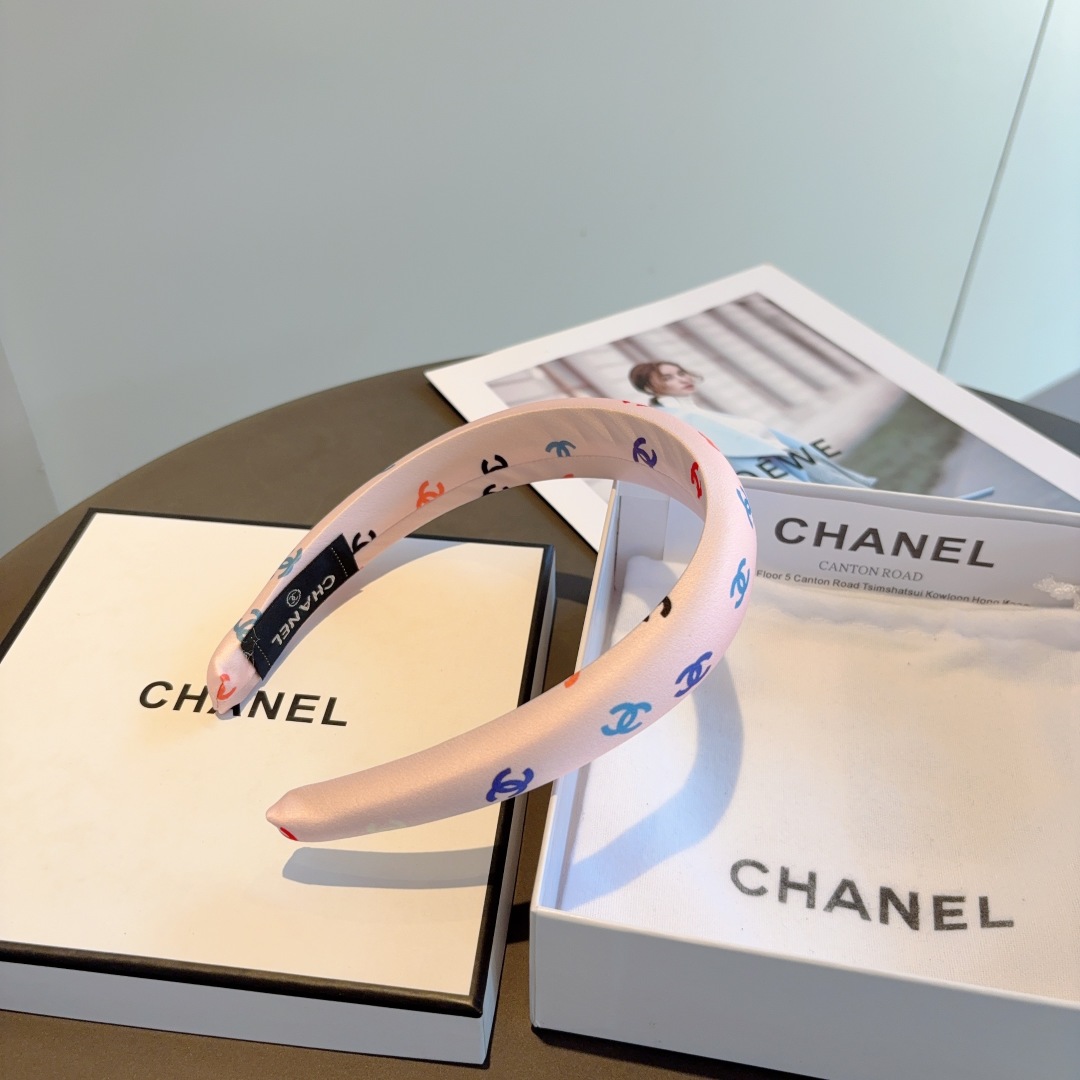 配包装
CHANEL（香奈儿）新款精致海绵小香发箍，复古头箍，网红爆款推荐 搭配高端材质，时尚百搭。